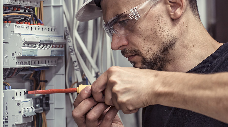 electrician repairing a generator jefferson oh